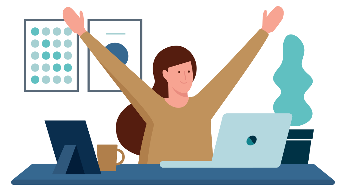 vrouw zit juichend achter haar laptop die op een bureau staat.