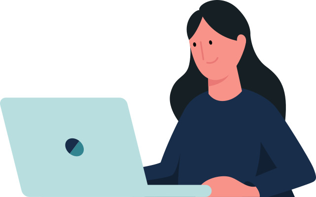 vrouw zit aan een bureau achter haar laptop