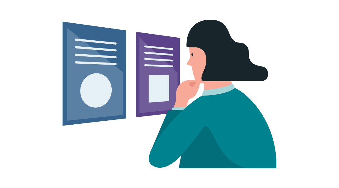 vrouw kijkt naar 2 posters