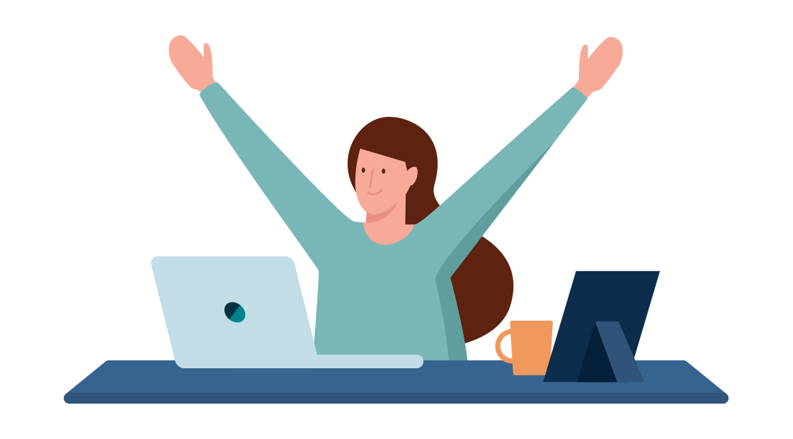 vrouw zit juichend achter haar bureau met een laptop, een kopje en een foto lijstje 