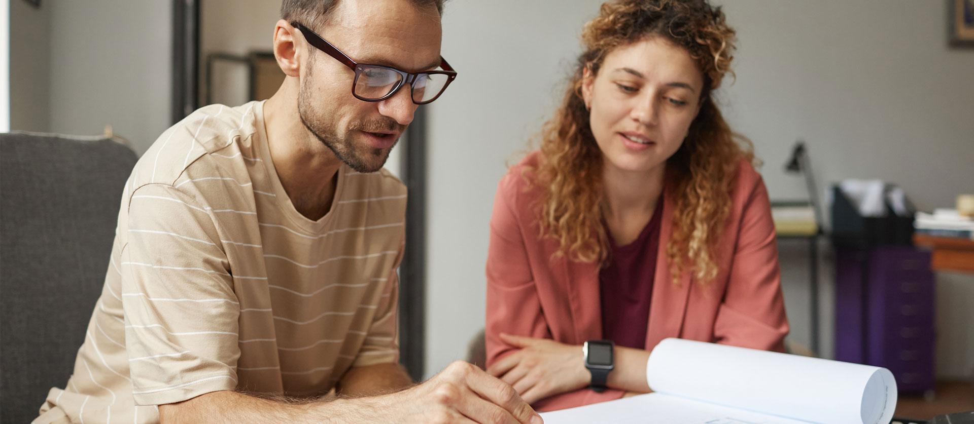 man en vrouw kijken naar een document