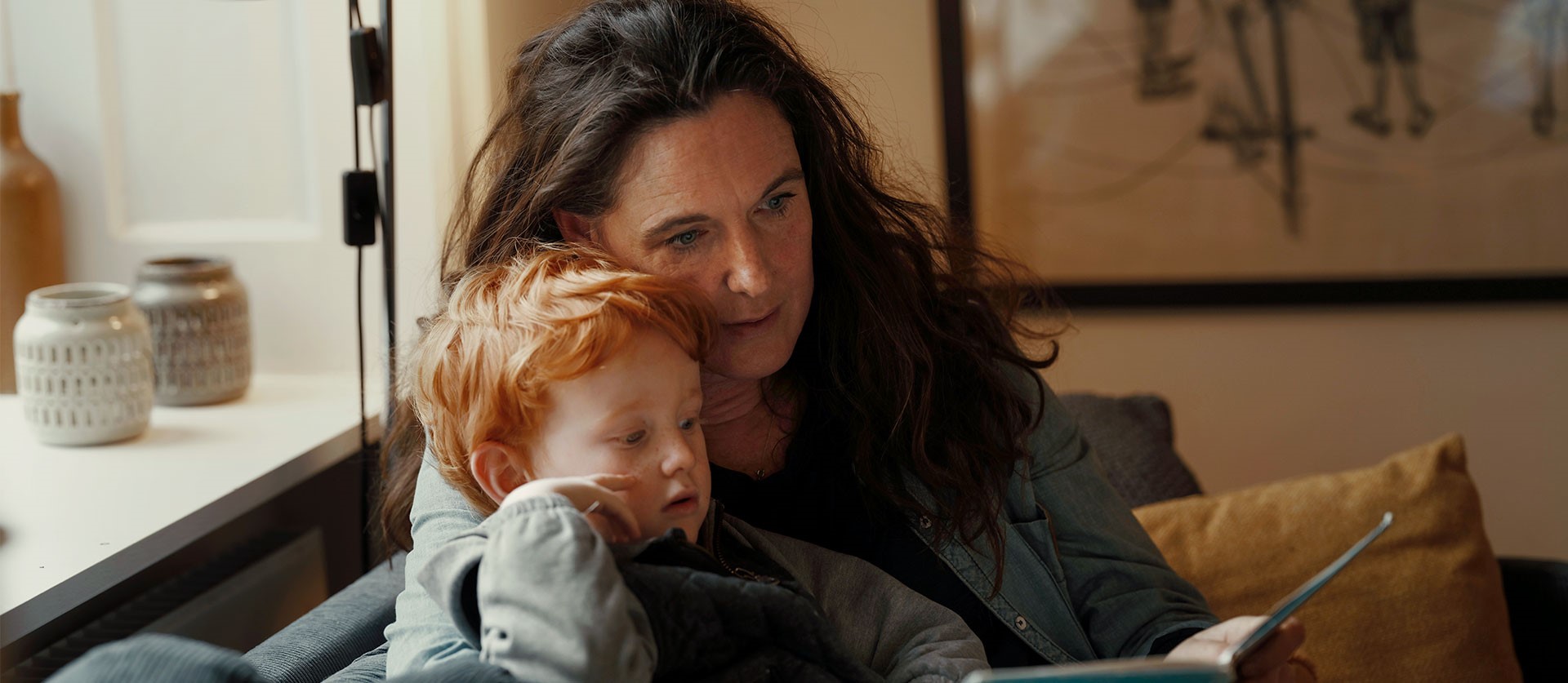 Vrouw  leest een verhaaltje aan kind voor