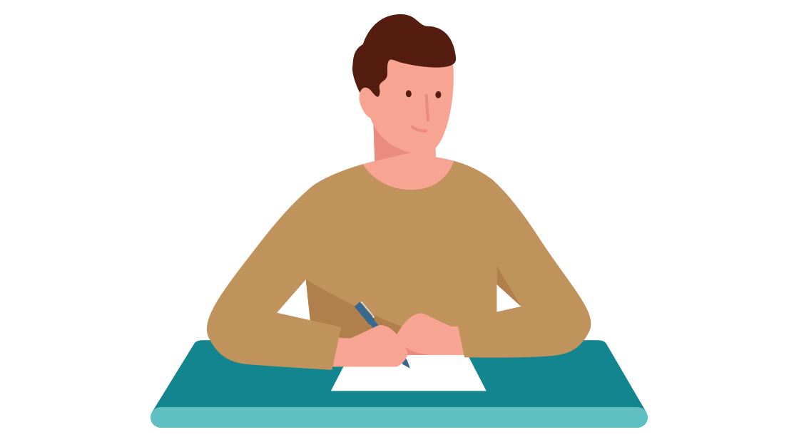 Een man zit aan zijn bureau en is aan het schrijven