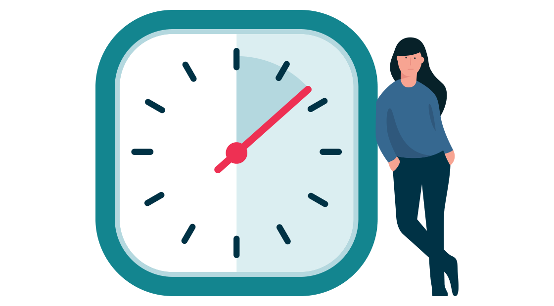 vrouw leunt tegen klok aan