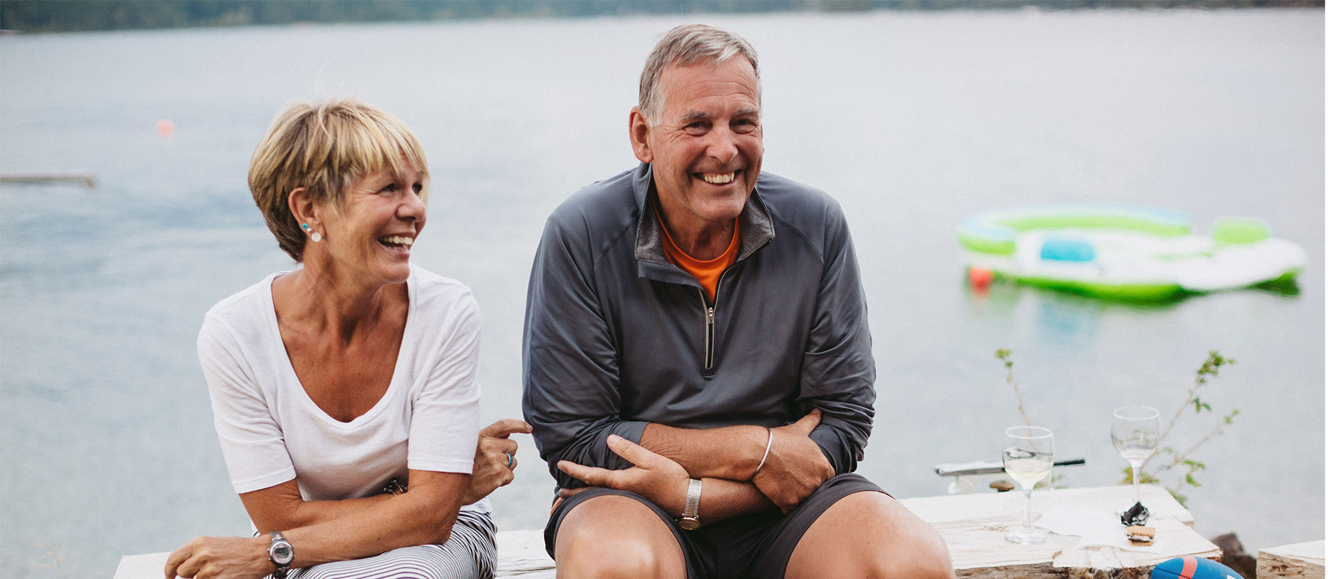 ouder stel zit naast elkaar en lacht