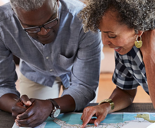 Stel bekijkt een land kaart