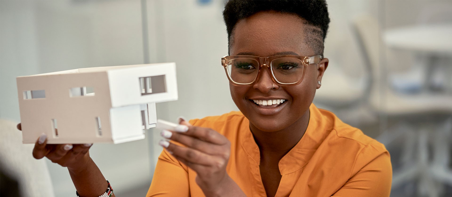 jonge vrouw kijkt naar een ontwerp van een huis