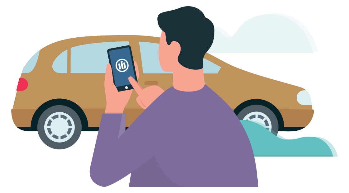 man staat voor een auto met een smartphone in zijn handen