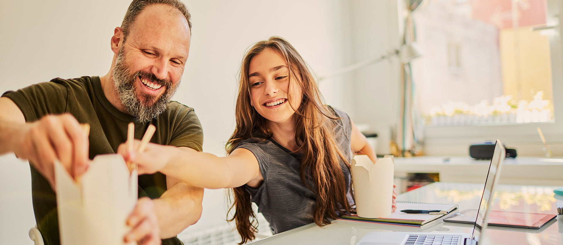 vader en dochter eten samen met eetstokjes