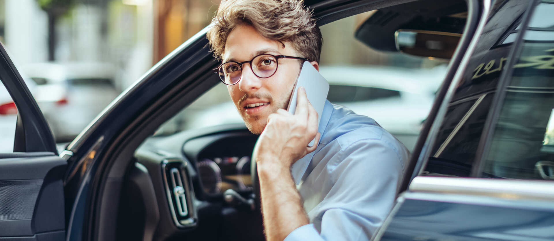 man stapt bellend uit zijn auto