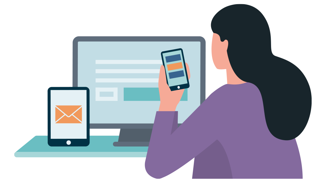vrouw zit achter een monitor met een tablet en smartphone in haar handen