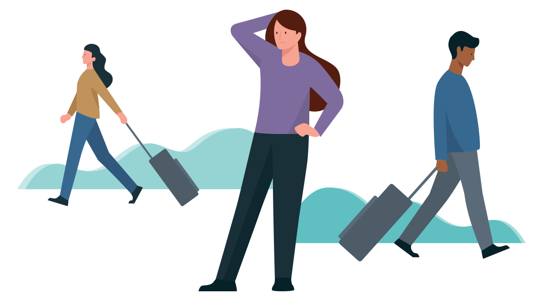 vrouw staat vragend op straat terwijl er mensen met koffers achter haar lopen