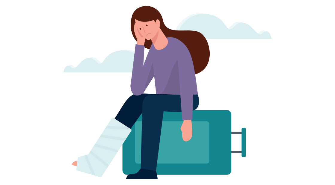 vrouw zit op haar koffer te bellen met een been in het gips