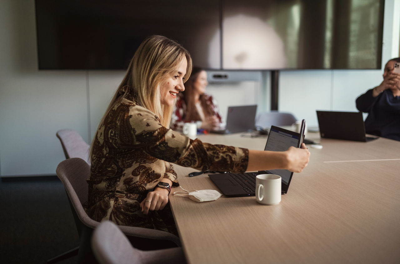 Persoon kijkt naar laptop