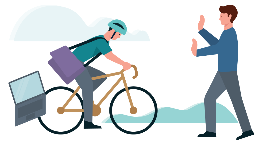 een man die fietst met een schoudertas om waar zijn laptop uit valt