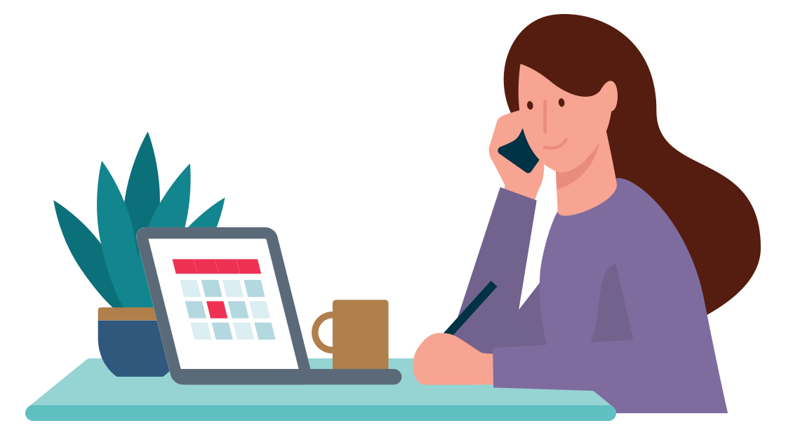 Een vrouw zit achter een bureau aan de telefoon achter haar laptop te schrijven in haar agenda