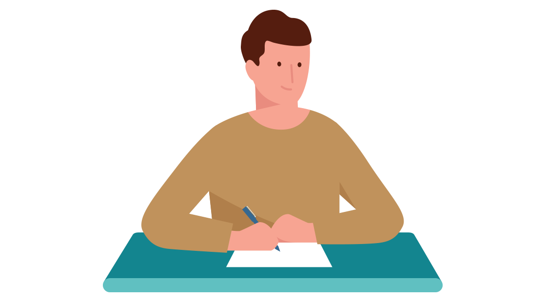 Een man zit aan zijn bureau en is aan het schrijven