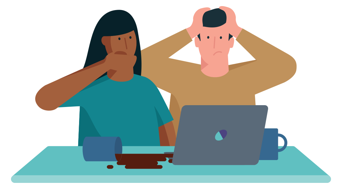 kop koffie valt over een laptop