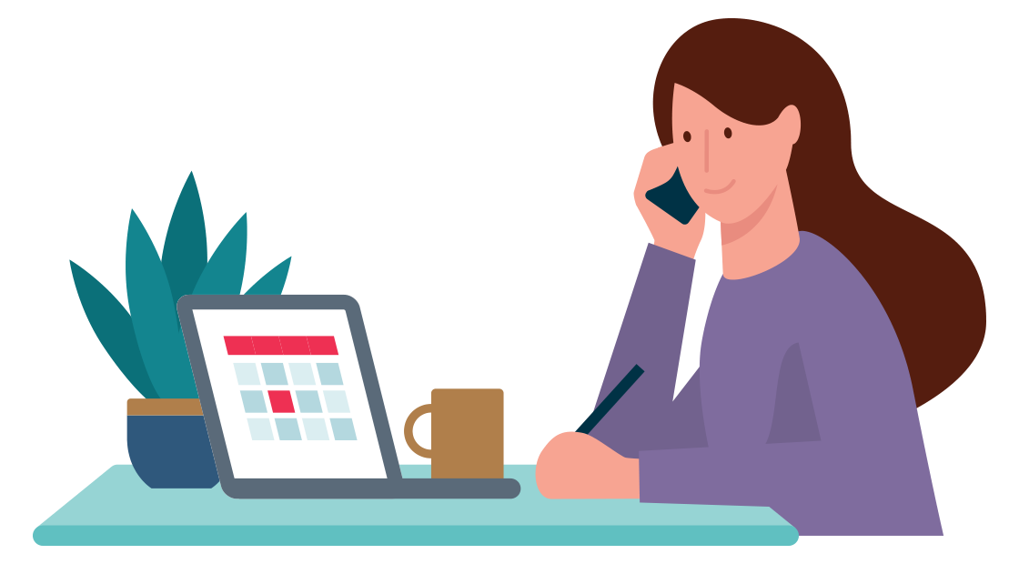 vrouw zit achter een bureau aan de telefoon te schrijven in haar agenda