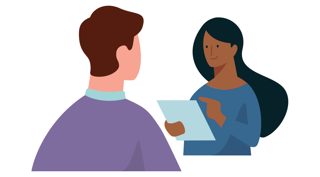 adviseur heeft een document in haar hand en leest het voor aan de klant