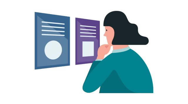 vrouw kijkt geconcentreerd naar 2 producten