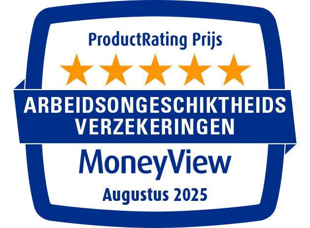 vrouw zit achter haar laptop te bellen met een pen in haar hand