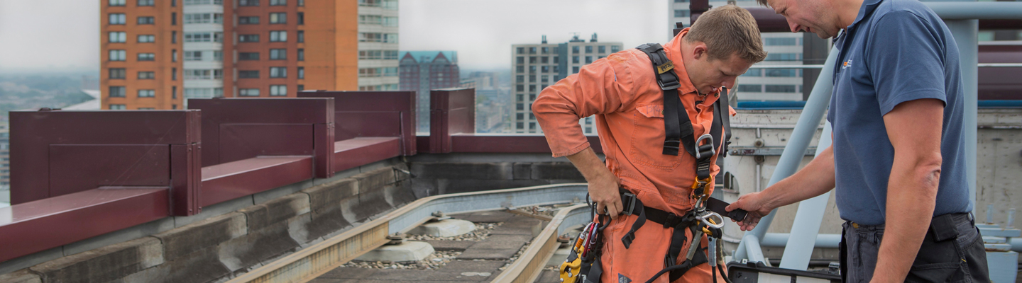 man in oranje overal word gehezen in een harnas