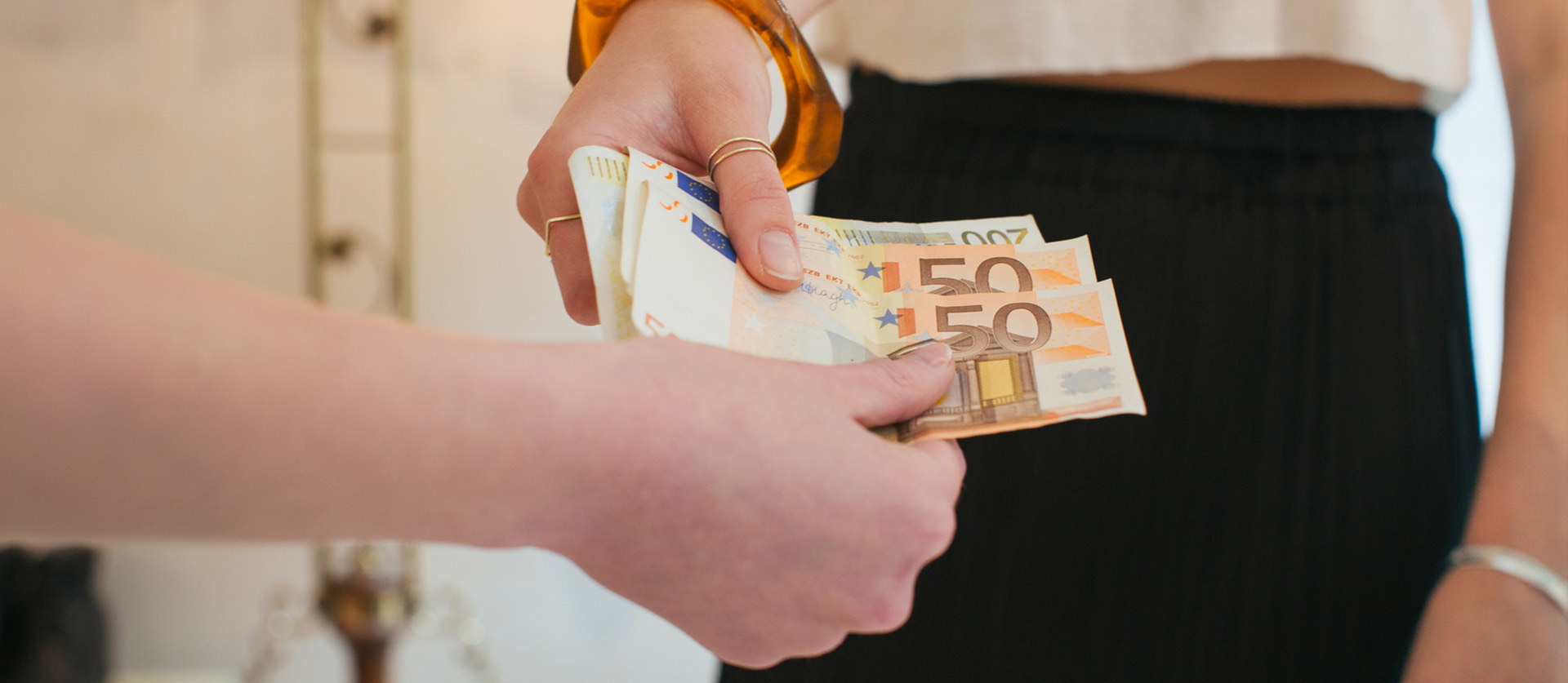 een vrouw betaalt met brief geld