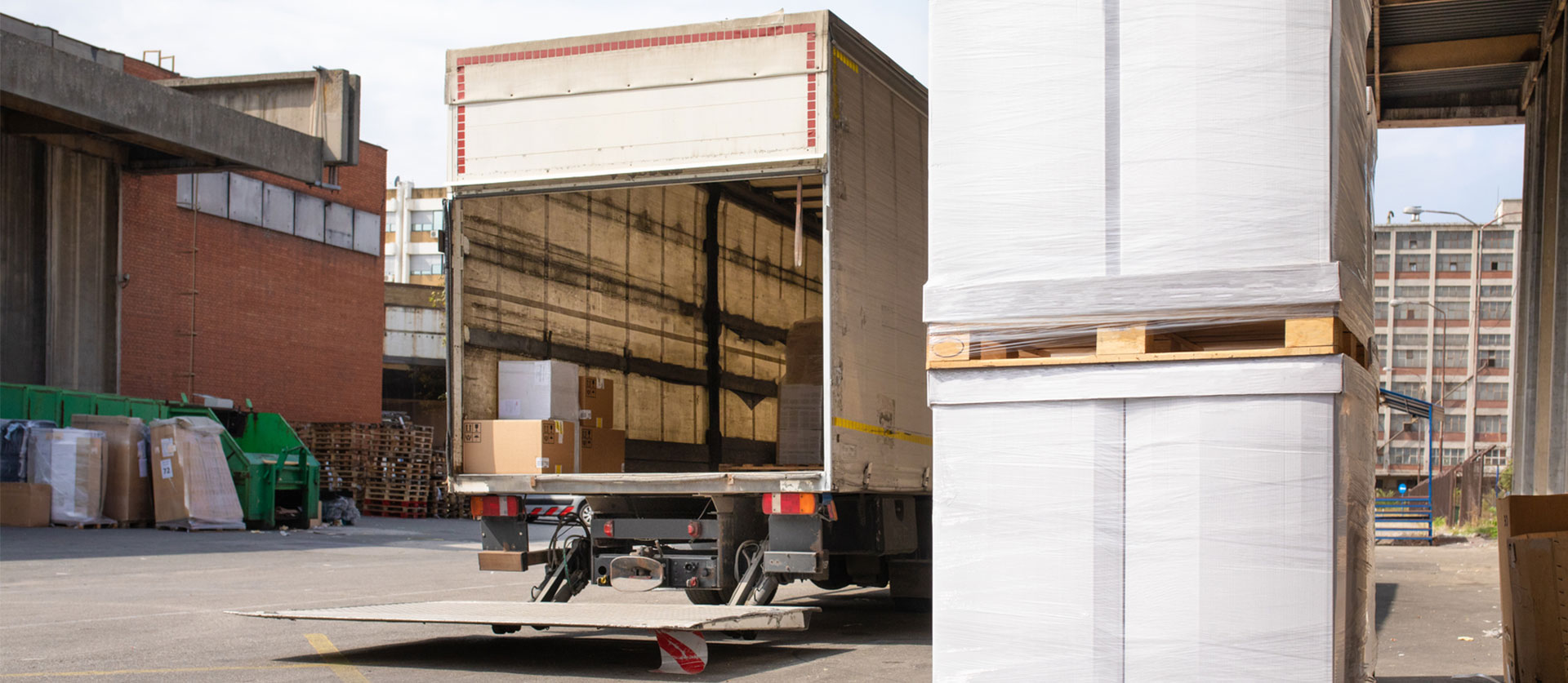 een open vrachtwagen vol vracht