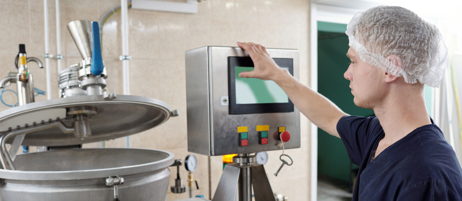 man drukt op een knop op een machine