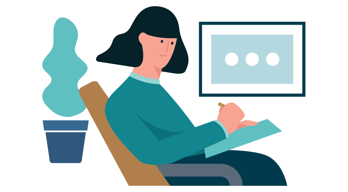 vrouw zit in een stoel te schrijven